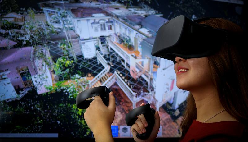 Student using virtual reality in UoRM’s BIM lounge for Quantity Surveying training.